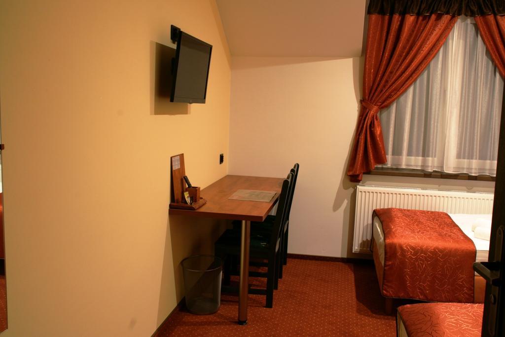Hotel Kuznia Oberza Polska 위소미체 객실 사진